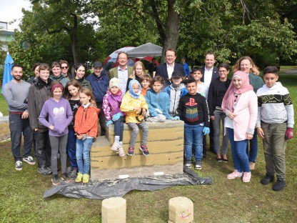 Die Workshop-TeilnehmerInnen und das internationale Kollektiv CollColl präsentieren Bürgermeister Matthias Stadler und dem Abgeordneten zum NÖ Landtag Martin Michalitsch in Vertretung von Landeshauptfrau Johanna Mikl-Leitner die kunstvollen Skulpturen aus Lehm (Foto: Josef Vorlaufer).