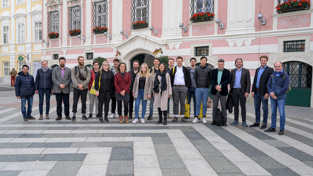 Gruppenfoto mit einer Exkurionsgruppe der Hochschule für angewandte Wissenschaften und Kunst im deutschen Hildensheim.