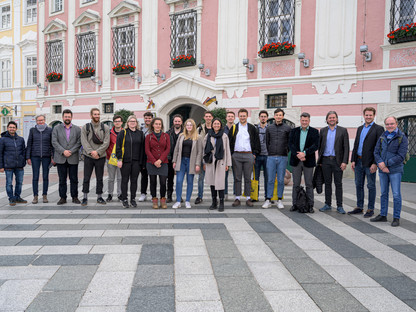 Gruppenfoto mit einer Exkurionsgruppe der Hochschule für angewandte Wissenschaften und Kunst im deutschen Hildensheim.