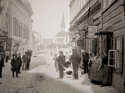 Auf dem Jänner-Kalenderblatt ist, passend zum Jahresbeginn, ein Gruß zweier Rauchfangkehrer inmitten Mitarbeiter:innen der kleinen Gewerbebetriebe in der Rathausgasse zu sehen. (Foto: Stadtarchiv St. Pölten)