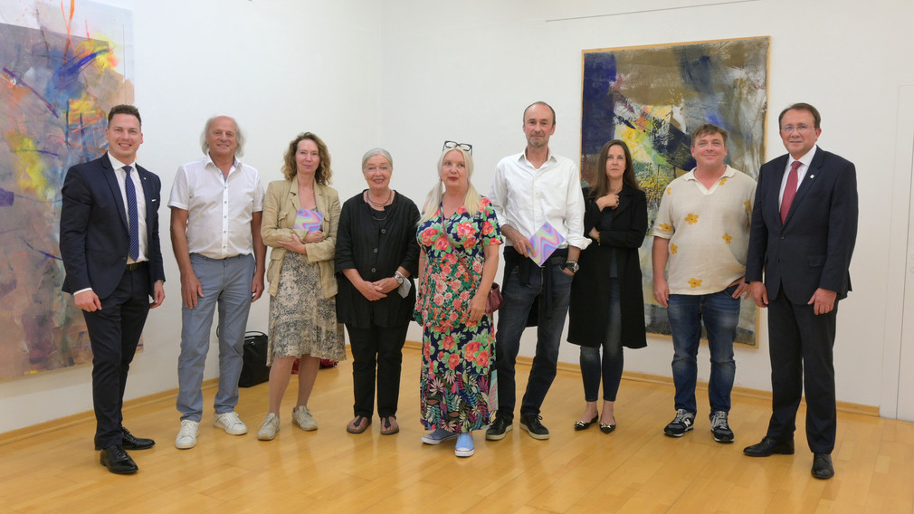 Bernhard Heinreichsberger (Abgeordneter zum NÖ Landtag in Vertretung von Landeshauptfrau Johanna Mikl-Leitner), Leopold Kogler (Präsident Landesverband NÖ Kunstvereine), Elisabeth Voggeneder (Kuratorin und Kunsthistorikerin), Heliane Wiesauer-Reiterer, ONA B., Ferdinand Melichar, Julia Avramidis, Stefan Glettler und Matthias Stadler bei der Eröffnung. Foto: Wolfgang Mayer