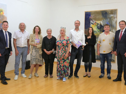 Bernhard Heinreichsberger (Abgeordneter zum NÖ Landtag in Vertretung von Landeshauptfrau Johanna Mikl-Leitner), Leopold Kogler (Präsident Landesverband NÖ Kunstvereine), Elisabeth Voggeneder (Kuratorin und Kunsthistorikerin), Heliane Wiesauer-Reiterer, ONA B., Ferdinand Melichar, Julia Avramidis, Stefan Glettler und Matthias Stadler bei der Eröffnung. Foto: Wolfgang Mayer