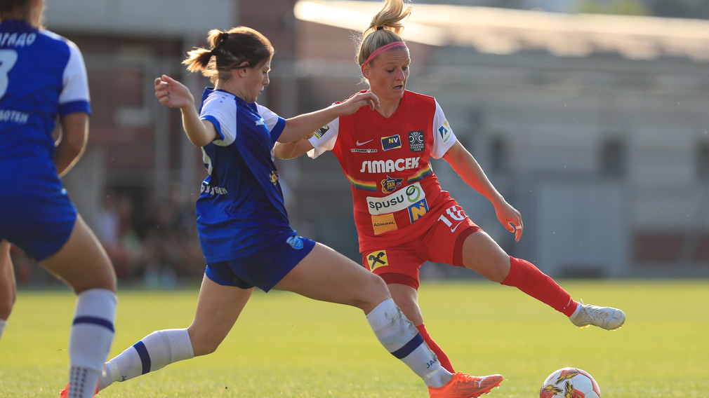 Zwei Spielerinnen in Action beim Spiel SKN Damen gegen Ljuboten. Foto: Tom Seiss
