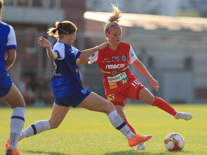 Zwei Spielerinnen in Action beim Spiel SKN Damen gegen Ljuboten. Foto: Tom Seiss