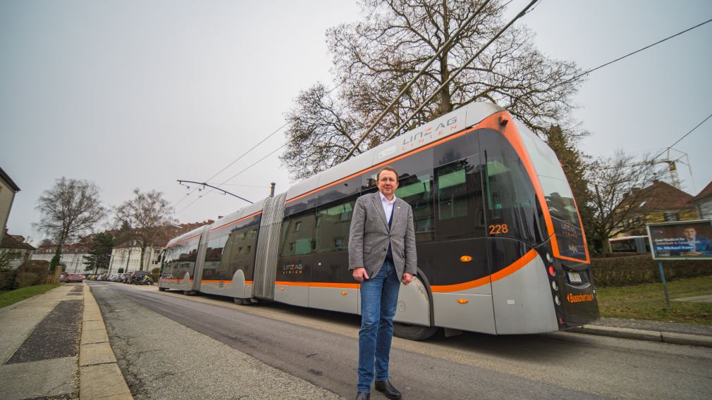 Bürgermeister Matthias Stadler besuchte im Frühjahr die Stadt Linz, um sich ein Bild vom dortigen O-Bus-System zu machen. (Foto: Arman Kalteis)
