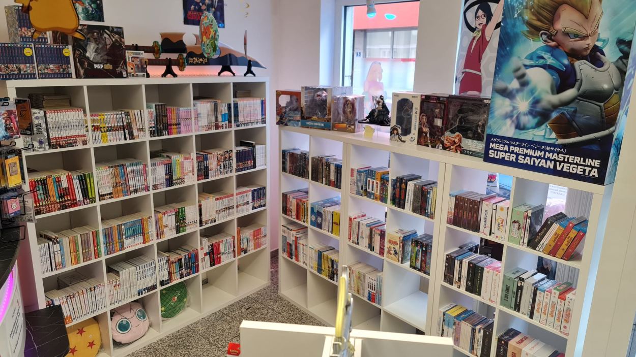 Nicole Kellner mit Anime Schwert in ihrem Niikii's Anime Shop. Foto: Niikii's Anime/z.V.g.