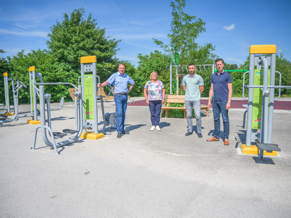 Bürgermeister Matthias Stadler, Stadträtin Gabriele Vavra aus Harland, Sportreferent Florian Gleiss und Leiter der Präsidiale Michael Koppensteiner testeten die neue Fitnessanlage. (Foto: Arman Kalteis)