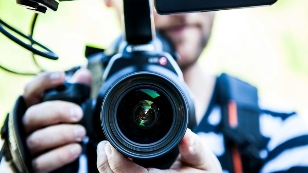 Eine Person hält eine Filmkamera in den Händen. (Foto: Pexels/ Terje Sollie)
