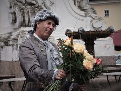 Der Rathausplatz wird Rosenmarkt