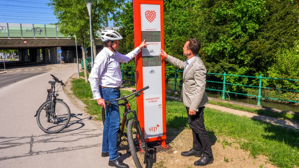 Bürgermeister Matthias Stadler und Stadtplaner Jens de Buck begutachten die neue Rad-Zählanlage beim Sparkassenpark (Foto: Arman Kalteis). 
