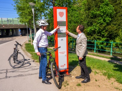 Bürgermeister Matthias Stadler und Stadtplaner Jens de Buck begutachten die neue Rad-Zählanlage beim Sparkassenpark (Foto: Arman Kalteis). 