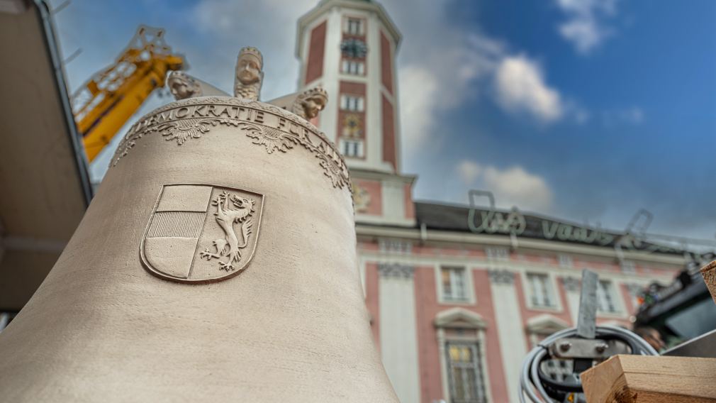 Eine Glocke des Glockenspiels für den Rathausturm. (Foto: Arman Kalteis)