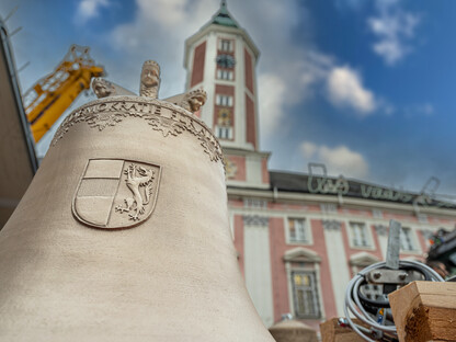 Eine Glocke des Glockenspiels für den Rathausturm. (Foto: Arman Kalteis)