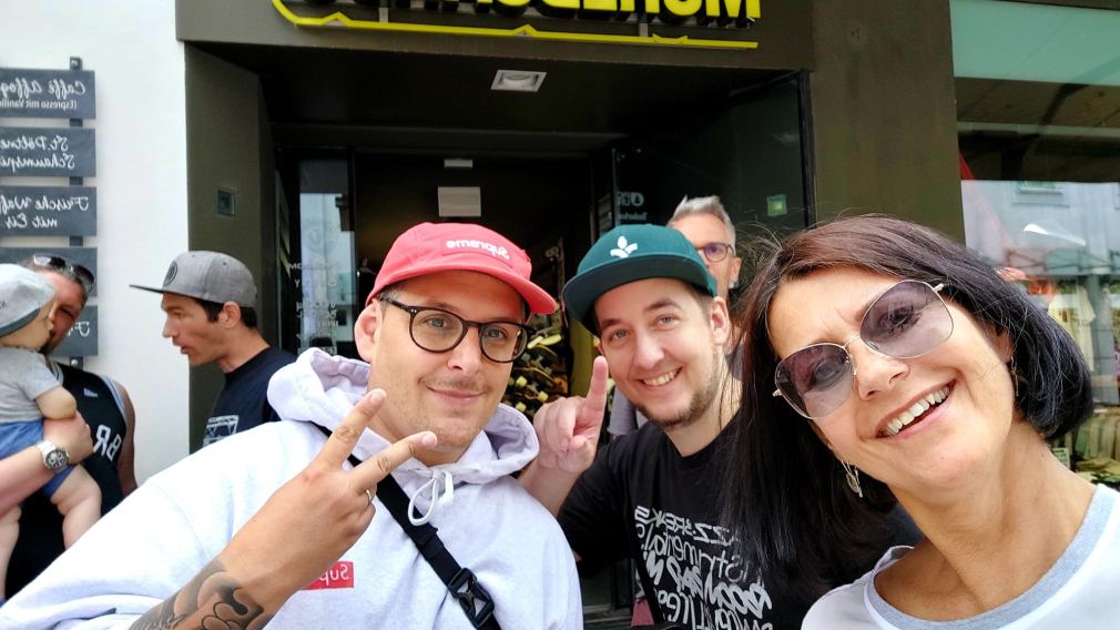 Organisatorin Karin Schreylehner mit den Musikern
