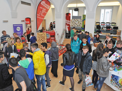 Eine Jugendinfo-Messe der vergangenen Jahre im Rathaus.