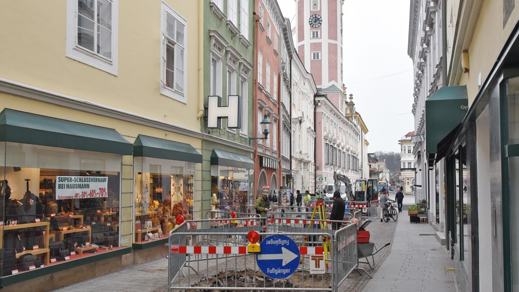 Baustelle anlässlich der Leitungserneuerungen in der Rathausgasse mit einem Bagger in der Mitte des Bildes. (Foto: Josef Vorlaufer)