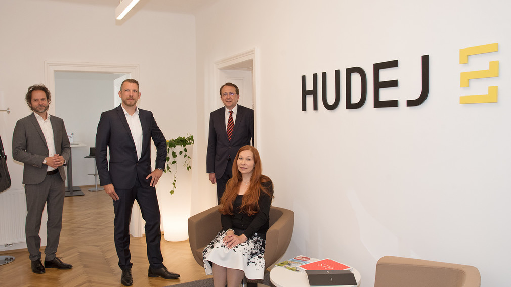 Jürgen Huber, Hudej-Standortleiter St. Pölten und seine Mitarbeiter bei einem Termin mit Bürgermeister Stadler im neuen Büro der Hudej Gruppe in St. Pölten.