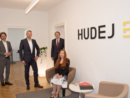 Jürgen Huber, Hudej-Standortleiter St. Pölten und seine Mitarbeiter bei einem Termin mit Bürgermeister Stadler im neuen Büro der Hudej Gruppe in St. Pölten.