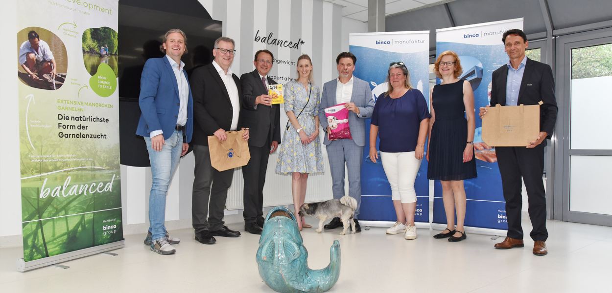 Bürgermeister Matthias Stadler auf Besuch bei der internationalen binca group am Unternehmensstandort in der Herzogenburger Straße. Plattform St. Pölten Obmann Dominik Mesner, Hannes Hameder, Bürgermeister Matthias Stadler, Sabina Redzic, Geschäftsführer der binca group Österreich Oliver Fritsch,  Eva Czirny von der GF Domus Liegenschaftsverwaltungs-GmbH,  Bernadette Schwab vom Wirtschaftsservice ecopoint und  Wolfgang Loacker. (Foto: Josef Vorlaufer)
