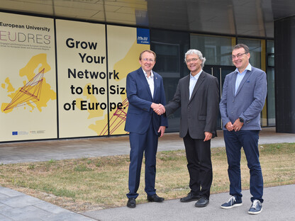 Bürgermeister Matthias Stadler mit den FH-Geschäftsführern Hannes Raffaseder und Johann Haag vor dem Campus St. Pölten. (Foto: Josef Vorlaufer)