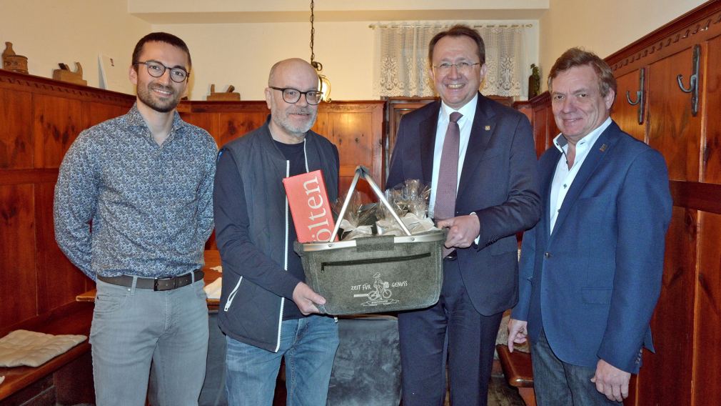 Sportbeauftragter Florian Gleiss, Wilfried Schmaus, Bürgermeister Matthias Stadler und Sportstadtrat Heinz Hauptmann. (Foto: Wolfgang Mayer)