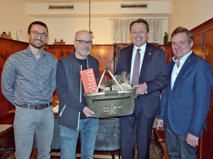 Sportbeauftragter Florian Gleiss, Wilfried Schmaus, Bürgermeister Matthias Stadler und Sportstadtrat Heinz Hauptmann. (Foto: Wolfgang Mayer)