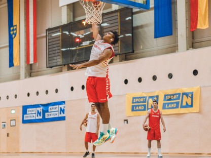 Basketballspieler bei einem Dunk. (Foto: Andreas Pichler)