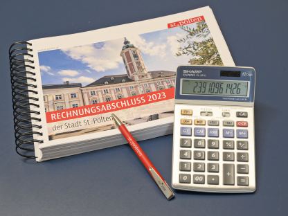 Symbolbild vom gebundenen Rechnungsabschluss, einem Kugelschreiber und einem Taschenrechner. (Foto: Vorlaufer)