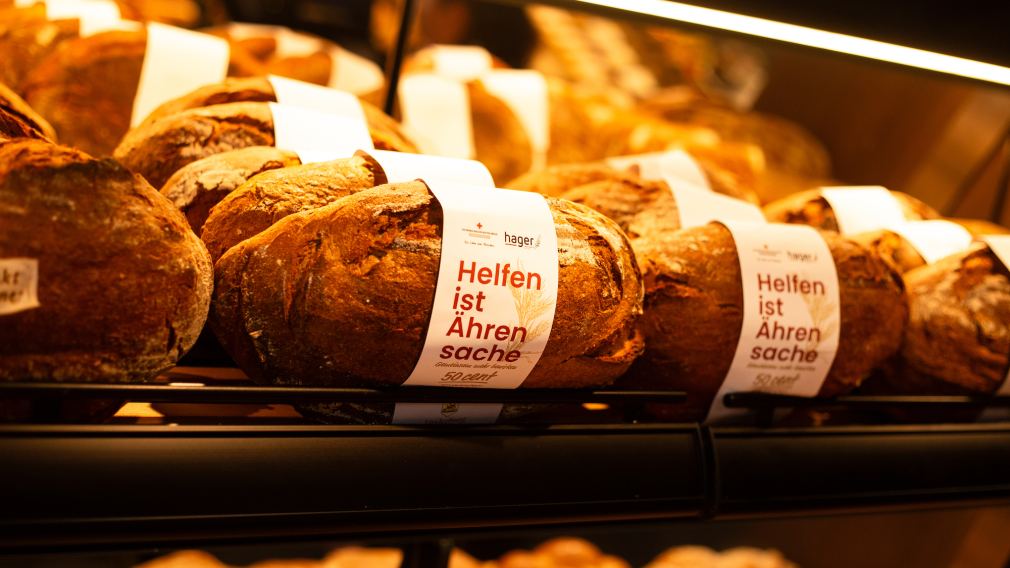 Wolfgang Hager greift ins Brotregal seiner Bäckerei Hager. Foto: Bäckerei Hager GmbH+KG