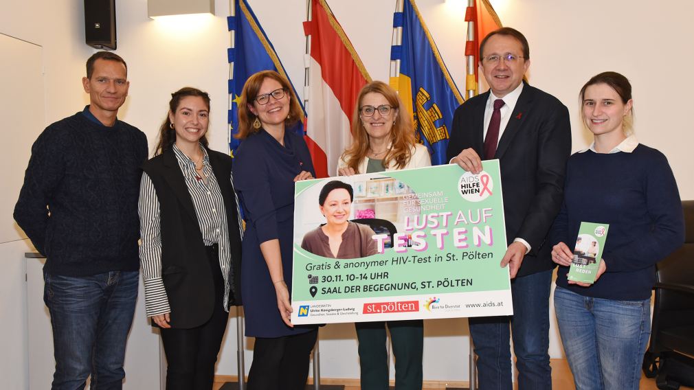 Die VertreterInnen vom Land NÖ, des Magistrats St. Pölten und der Aidshilfe Wien posieren für ein gemeinsames Foto im Gemeinderatssaal St. Pölten. Foto: Josef Vorlaufer