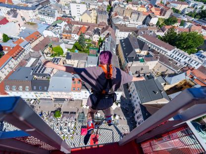 Bungy-Jump vorm Rathausturm