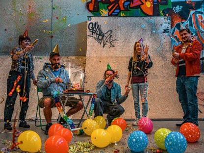 Lena Schmaldienst, Michael Hogl, Lukas Schmied, Tanja Schönanger und Gregor Unfried mit Luftballons und anderen Partyaccessoires in der Skatehalle im Jugendzentrum Steppenwolf. (Foto: Arman Kalteis)