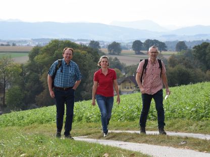 Drei Personen spazieren den Manker Wallfahrerweg entlang. (Foto: Josef Vorlaufer)