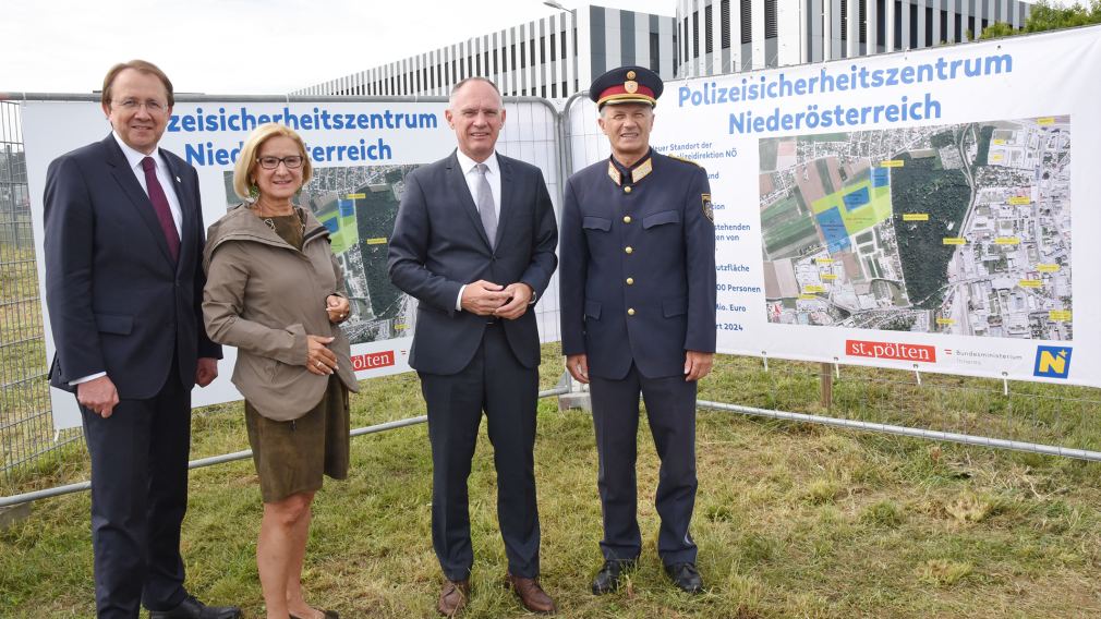 Bürgermeister Stadler, Landeshauptfrau Mikl-Leitner, Bundesminister Karner und Landespolizeidirektor Popp. (Foto: Josef Vorlaufer)