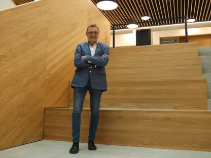 Peter Pantucek-Eisenbacher in der Eingangshalle des Campus St. Pölten. (Foto: Loigge Kevin)