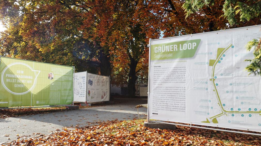 Plakate auf Bauzäune im Willi Gruber-Park. Foto: Carina Wenda