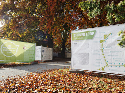 Plakate auf Bauzäune im Willi Gruber-Park. Foto: Carina Wenda