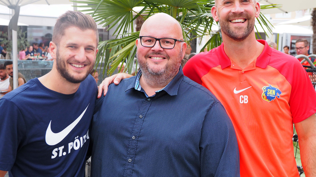 Die gesamte SKN Wolfsfamilie am Rathausplatz bei der Teampräsentation