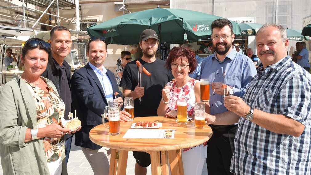 Auch Agnes Herzig-Öllerer, Peter Eigelsreiter, Direktor Peter Hronek, Rene Marchhart, G. Bertl, Vizebürgermeister Harald Ludwig und W. Hobiger ließen sich die Köstlichkeiten schmecken. (Foto: Josef Vorlaufer)