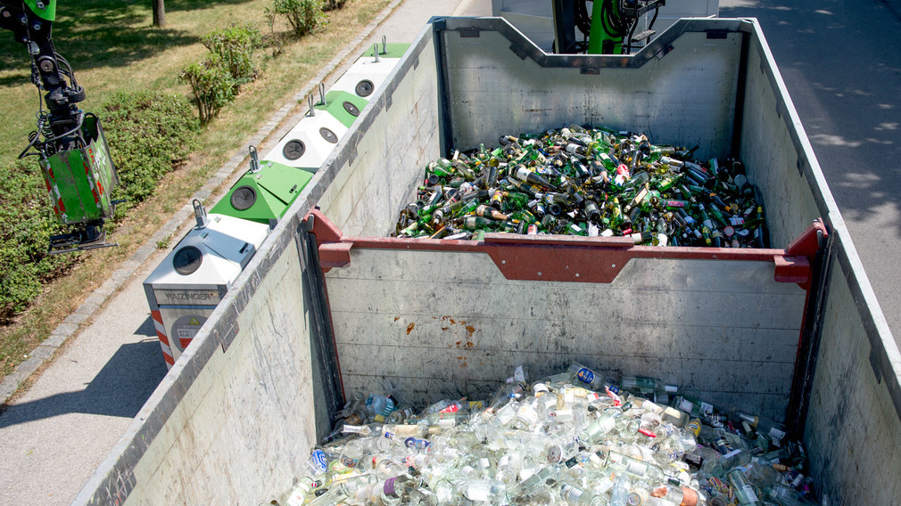 Sammelbehälter mit Doppelkammersystem verhindern die Vermischung von Bunt- und Weißglas. (Foto: Austria Glas Recycling GmbH)