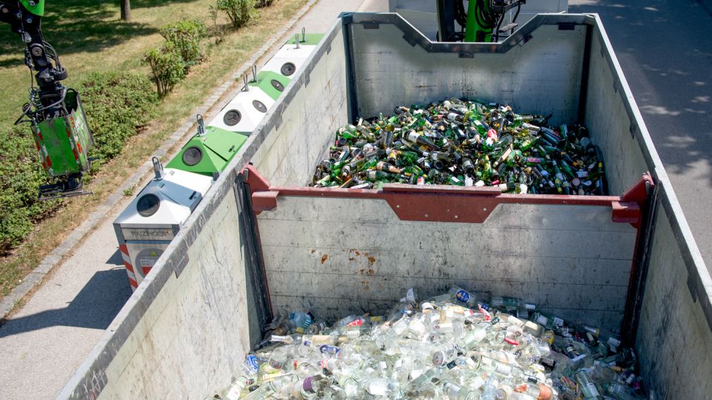 Sammelbehälter mit Doppelkammersystem verhindern die Vermischung von Bunt- und Weißglas. (Foto: Austria Glas Recycling GmbH)