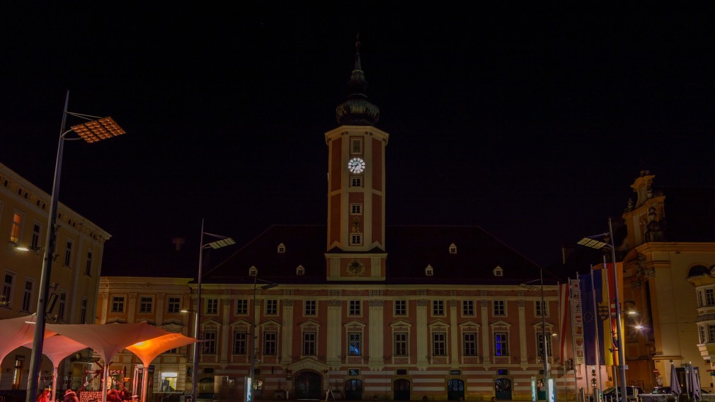 Das Licht an der Rathausfassade wird im Rahmen der WWF "Earth Hour" eine Stunde lang abgedreht. (Foto: Neulinger)