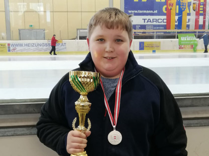 Junger Stocksport Athlet mit Trophäe