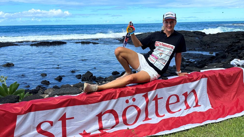 Athletin auf St. Pölten-Transparent vor dem Meer. (Foto: Pfoser/zVg)
