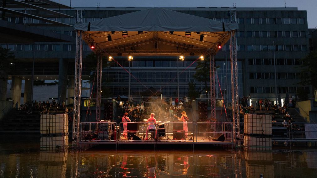 Das Foto zeigt die Seebühne. 