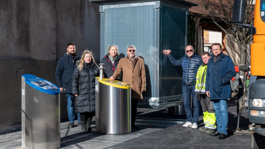 Sieben Personen posieren für ein Foto bei der neuen Unterflur-Sammelstelle in der Lederergasse . (Foto: Christian Krückel)