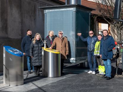 Sieben Personen posieren für ein Foto bei der neuen Unterflur-Sammelstelle in der Lederergasse . (Foto: Christian Krückel)