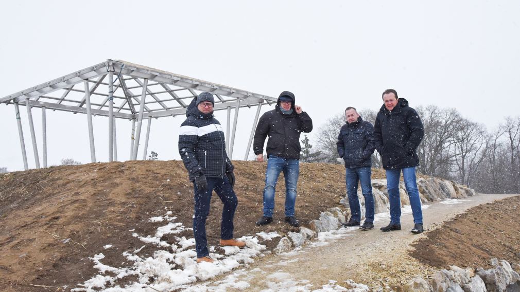 Wolfgang Lengauer, Robert Wotapek, Michael Bachel und Bürgermeister Matthias Stadler stehen am Eisberg vor dem Pavillon. Foto: Josef Vorlaufer