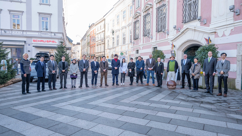Ein Gruppenfoto vor dem Rathaus mit Beteiligten einer Delegation aus Japan.