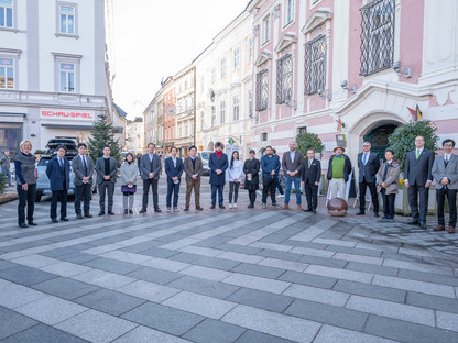 Ein Gruppenfoto vor dem Rathaus mit Beteiligten einer Delegation aus Japan.